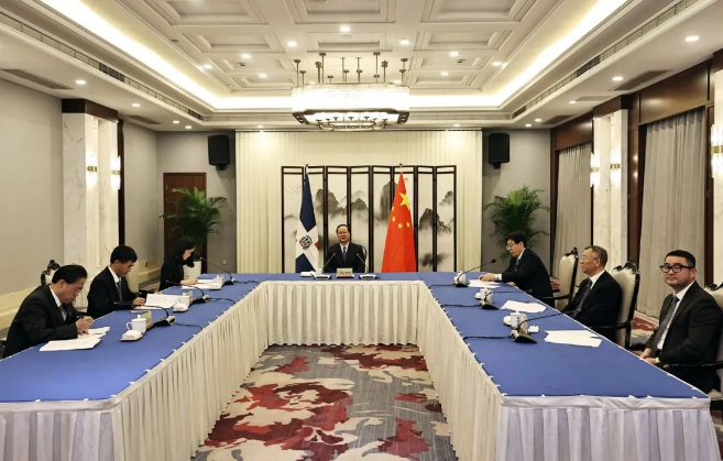 今年会环境“助力”多米尼加清运垃圾，毛伟明省长出席线上交接仪式